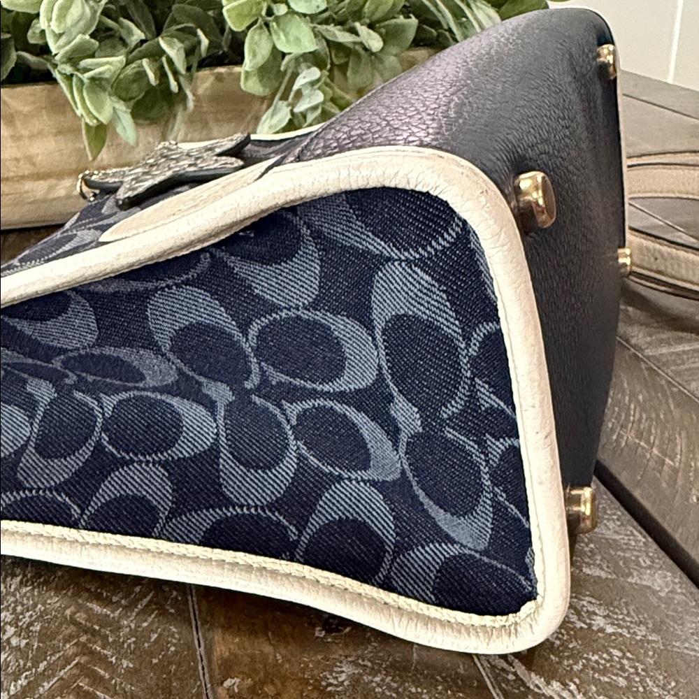 Coach Dempsey 22 Denim Signature Tote + Rare Starfish & Silver Charms - Picture 9 of 16